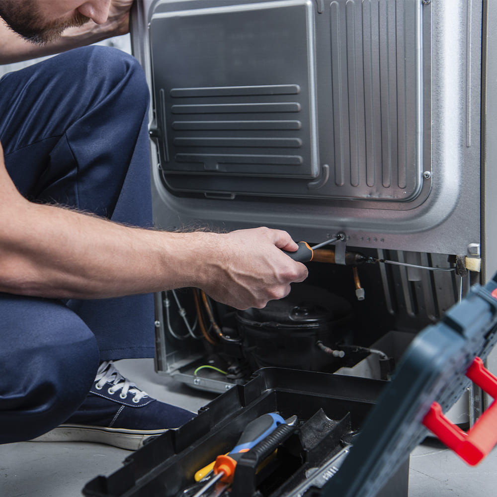 Servicio técnico y reparación de refrigeradores Whirlpool en Monterrey Técnico haciendo mantenimeinto y reparación de refrigeradores Whirlpool en Monterrey