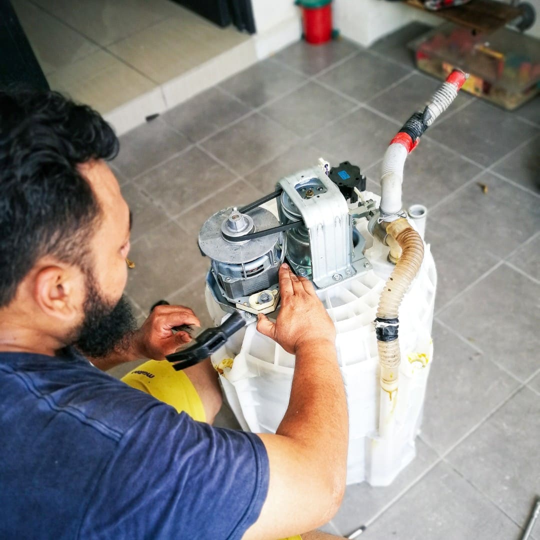 Servicio técnico de lavadoras Whirlpool en MTY Técnico prestando Servicio técnico de lavadoras Whirlpool en MTY